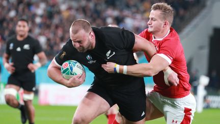 Le Néo-Zélandais&nbsp;Joe Moody marque un essai lors du match pour la 3e place de la Coupe du monde de rugby face au pays de Galles, le 1er novembre 2019 à Tokyo. (DAISUKE TOMITA / YOMIURI / AFP)