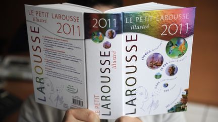 Larousse a d&ucirc; modifier, le 6 juillet 2012, une d&eacute;finition "obsol&egrave;te" de l'homosexualit&eacute; sur son site internet, apr&egrave;s des r&eacute;actions indign&eacute;es d'internautes. (BORIS HORVAT / AFP)