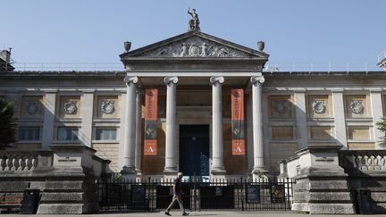 La façade du&nbsp;Ashmolean Museum d'Oxford, ici en avril 2020, affiche des banderoles de l'exposition Rembrandt où l'on pourra voir le tableau "Tête d'un homme barbu", réalisé par l'atelier du maître. (ADRIAN DENNIS / AFP)