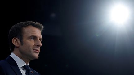 Emmanuel Macron lors d'une rencontre de ministres des pays membres de l'Union européenne sur le thème de l'espace, à Toulouse, le 16 février 2022. (GONZALO FUENTES / AFP)