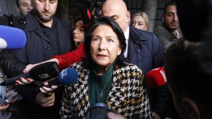 La présidente géorgienne, Salomé Zourabichvili, s'adresse à la presse après les élections législatives, le 26 octobre 2024 à Tbilissi (Géorgie). (MIRIAN MELADZE / ANADOLU VIA AFP)