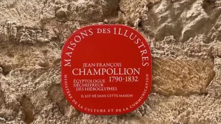 Jean-François Champollion, qui a percé le mystère des hiéroglyphes il y a 200 ans, est l'un des plus célèbres égyptologues français. Dans le cadre de son bicentenaire, des expositions et des spectacles lui sont en ce moment consacrés à Figeac, dans le Lot, où se trouve sa maison d'enfance.&nbsp; (FRANCE 2)