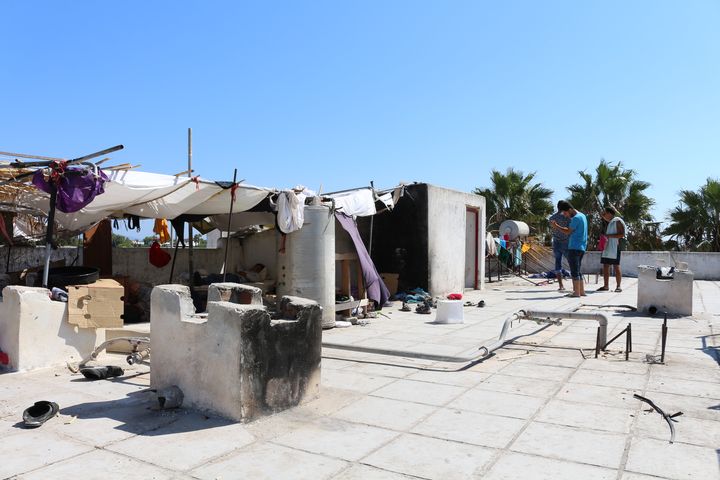 Des migrants ont construit des cabanes de fortune sur le toit de l'h&ocirc;tel d&eacute;saffect&eacute;, &agrave; Kos (Gr&egrave;ce), photo prise le 19 ao&ucirc;t 2015. (BENOIT ZAGDOUN / FRANCETV INFO)