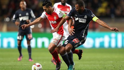 L'attaquant colombien Radamel Falcao (Monaco) au duel avec le défenseur brésilien Rolando (Marseille). (VALERY HACHE / AFP)