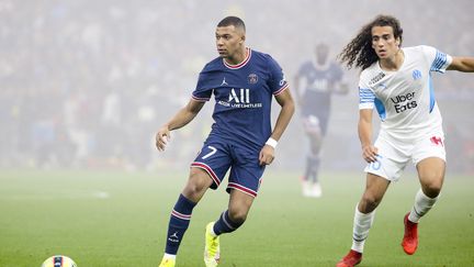 Le Parisien Kylian Mbappé (à gauche) au duel avec le Marseillais Mattéo Guendouzi (à droite), le 24 octobre 2021. (JEAN CATUFFE / JEAN CATUFFE)