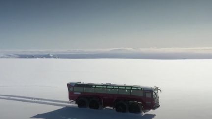 Long de 15 mètres et pesant 30 tonnes, un bus arpente le deuxième plus grand glacier d'Islande, le Langjökull. Le véhicule transporte les touristes, qui se font les témoins de la fonte accélérée du site.