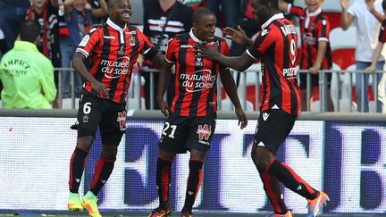 Ricard Pereira célèbre son but avec ses coéquipiers nicçois Mario Balotelli, buteur également, et Jean-Michael Seri. (VALERY HACHE / AFP)