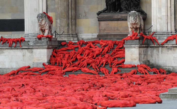 Installation &quot;The Ring&quot;, Spencer Tunick, Opéra de Munich
 (Tobias Hase / DPA / AFP)