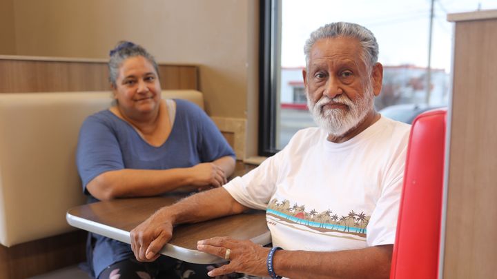 Amerika Garcia Grewal et son père Mike Garcia dans un fast-food à Eagle Pass, le 7 mars 2024. (ELISE LAMBERT / FRANCEINFO)