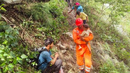 Des secouristes évacuent des victimes des crues à Kedarnath, dans l'Etat d'Uttarakhand (Inde), le 2 août 2024. (NDRF / AFP)