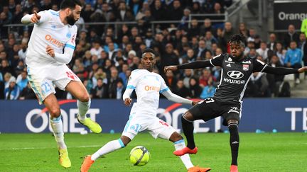 Adil Rami face à Maxwel Cornet (ANNE-CHRISTINE POUJOULAT / AFP)