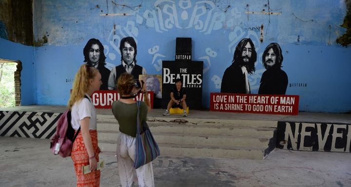 Les murs de l'ashram sont couverts de graffitis.
 (SAJJAD HUSSAIN / AFP)