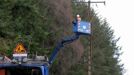 Un technicien ERDF en pleine intervention &agrave; Plouagat, pr&egrave;s de Guingamp dans les C&ocirc;tes-d'Armor,&nbsp;le 24 d&eacute;cembre 2013. (CHARLY TRIBALLEAU / AFP)