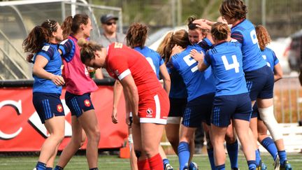 Un match de rugby à XIII féminin opposant la France et le Canada, le 17 avril 2016 à Langford (Canada).&nbsp; (DON MACKINNON / AFP)