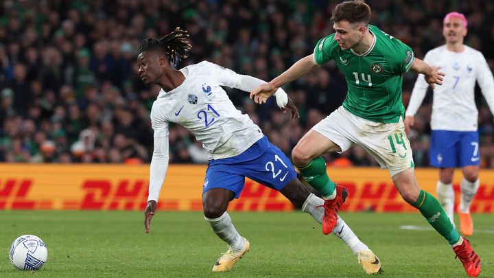 Eduardo Camavinga au duel avec Jayson Molumby lors de Irlande-France, lundi 27 mars 2023. (LORRAINE O'SULLIVAN / EPA)