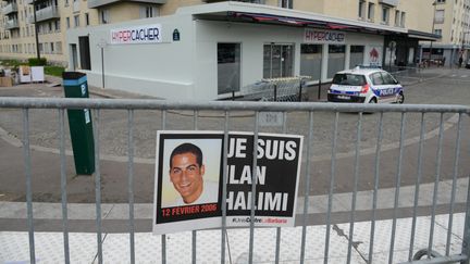 Une affiche &agrave; la m&eacute;moire d'Ilan Halimi, le 11 avril 2015 &agrave; Paris, devant l'Hyper Cacher de la porte de Vincennes. (WINFRIED ROTHERMEL / PICTURE ALLIANCE / AFP)