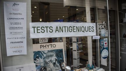 Une pharmacie à Paris, le 24 avril 2023. (MAGALI COHEN / HANS LUCAS / AFP)