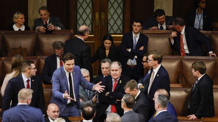 Des membres de la Chambre des représentants échangent lors de la deuxième journée des élections du "speaker", le 4 janvier 2023 à Washington (Etats-Unis). (ANNA MONEYMAKER / GETTY IMAGES NORTH AMERICA / AFP)