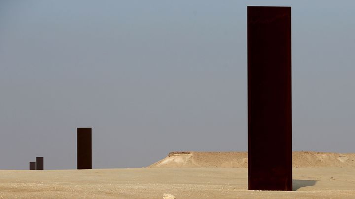 "Est-Ouest/Ouest-Est" de Richard Serra dans la réserve naturelle de Brouq au Qatar. (MUSTAFA ABUMUNES / AFP)