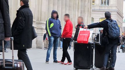 Des jeunes mineurs roumains prostitu&eacute;s en attente de clients sur le parvis de la gare du Nord &agrave; Paris, le 18 novembre 2013. (SALOME LEGRAND / FRANCETV INFO)