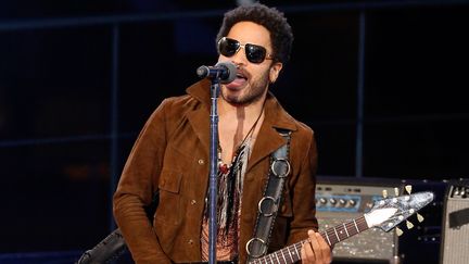 Lenny Kravitz chante sur le plateau du 28e T&eacute;l&eacute;thon, &agrave; Paris, le 5 d&eacute;cembre 2014. (FRANCOIS GUILLOT / AFP)