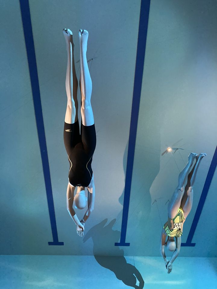 "Mode et sport" au Musée des Arts Déco à Paris : thèmatqiue de la baignade à la nage. Levez les yeux, une piscine a été installée au plafond (Corinne Jeammet)