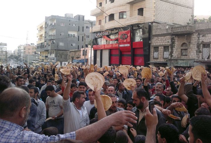 Des manifestants défilent contre le régime de Bachar al-Assad et portent des pains, à Banias, en Syrie, le 3 mai 2011. (AFP)