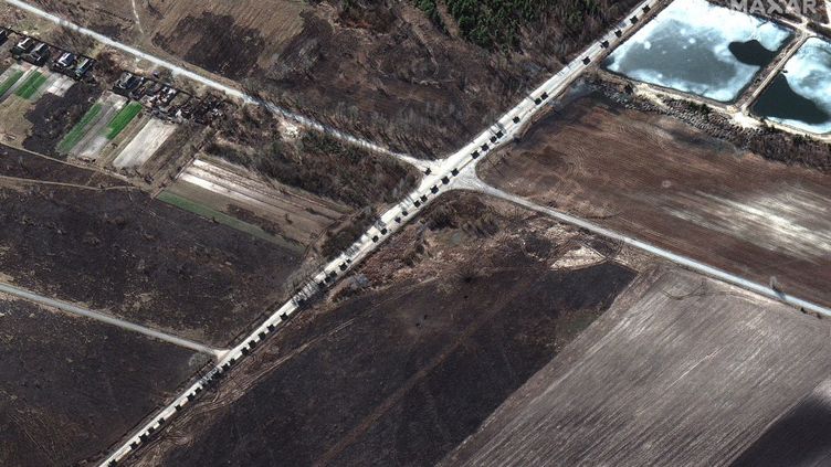 Un convoi militaire russe à Ivankiv (Ukraine), le 28 février 2022. (- / SATELLITE IMAGE / AFP / 2022 MAXAR TECHNOLOGIES)