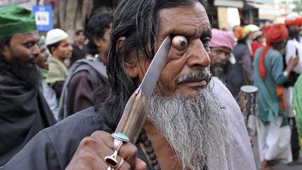 Un musulman en p&eacute;lerinage fait sortir son globe oculaire au moyen d'un couteau lors d'une procession &agrave; Ajmer (Inde), le 11 mai 2013. (REUTERS)