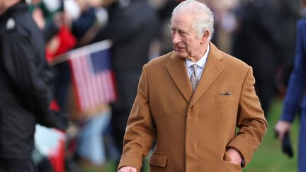 Le roi Charles III arrive à une messe de Noël, le 25 décembre 2023, à Sandringham (Royaume-Uni). (ADRIAN DENNIS / AFP)