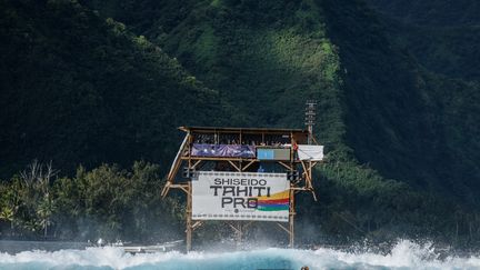 La tour des juges dans le lagon de Teahupoo, le 11 août 2023. (BEN THOUARD / AFP)