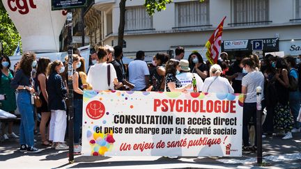 Des psychologues manifestent à Paris, le 10 juin 2021, pour demander des moyens supplémentaires. (AMAURY CORNU / HANS LUCAS)