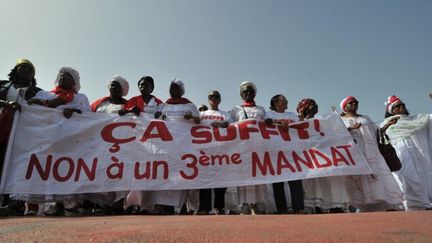 Des manifestants portent une banni&egrave;re anti-Wade, &agrave; Dakar, le 24 f&eacute;vrier 2012. (ISSOUF SANOGO / AFP)