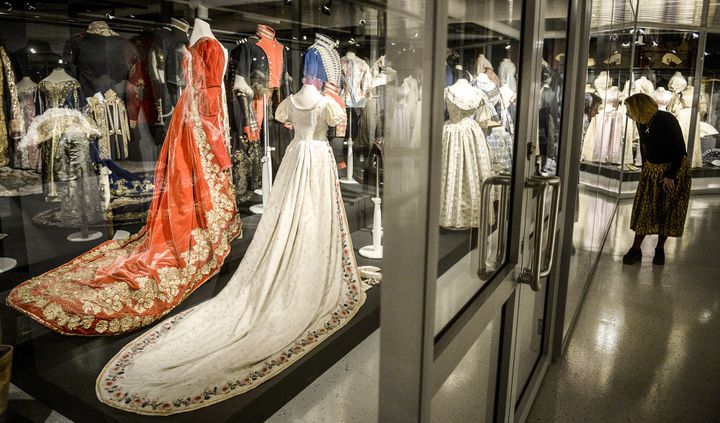 Exposition "Galerie des costumes" au musée de l'ermitage à Saint-Petesbourg
 (Olga MALTSEVA / AFP)