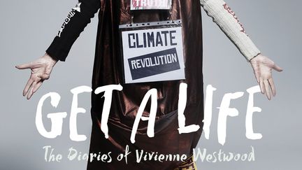 Ce livre (écrit en anglais) de la créatrice et activiste Vivienne Westwood prend la forme d'un journal. Il constate six années de Climate Revolution, de mode et d’activisme et en présente sa vision à travers les yeux de la Grande Dame du Punk. De ses voyages en Amazonie pour informer le public sur les difficultés des communautés tribales à sauvegarder la forêt tropicale, en passant par son déplacement en tank jusqu’à la propriété de David Cameron dans le Cotswolds pour protester contre le fracking ou la mobilisation de ses amis et célébrités à l’occasion de marches ou de campagnes, ce livre offre une vision inattendue de l’une des artistes les plus influentes et engagées de notre époque. "Mon journal porte uniquement sur des choses qui me sont chères. Pas juste la mode mais l’Art aussi, la littérature, les droits de l’Homme, le changement climatique, la liberté" indique Vivienne Westwood. "J’ai appelé ce recueil "Get a Life" en rapport à mon sentiment : il faut s’engager, prendre la parole et agir". "Get a Life The Diaries" de Vivienne Westwood. Edition Serpent’s Tail. 20, 50 euros.
 (Serpent’s Tail )