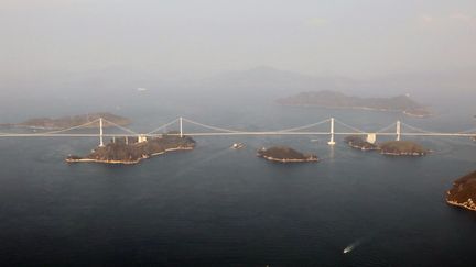 Le pont de Kurushima Kaiko situé dans la préfecture d'Ehime, au Japon, le 1er mars 2019. (NAOYA MASUDA / YOMIURI / AFP)