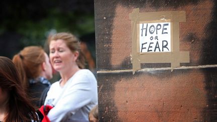 A un bureau de vote de&nbsp;Glasgow, le oui &agrave; l'ind&eacute;pendance de l'Ecosse est&nbsp;associ&eacute; &agrave; l'espoir, le non &agrave; la crainte (18 septembre 2014). (IAN MACNICOL / AFP)