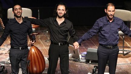 Le trio Joubran salue le public de Ramallah, en Cisjordanie, le 8 janvier 2013
 (Abbas Momani / AFP)