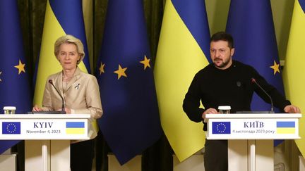 The President of the European Commission, Ursula von der Leyen, and the President of Ukraine, Volodymyr Zelensky, in kyiv, November 4, 2023. (ANATOLII STEPANOV / AFP)