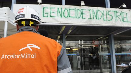 L'entr&eacute;e des locaux administratifs de l'usine ArcelorMittal de Florange (Moselle), le 27 f&eacute;vrier 2012. (JEAN-CHRISTOPHE VERHAEGEN / AFP)