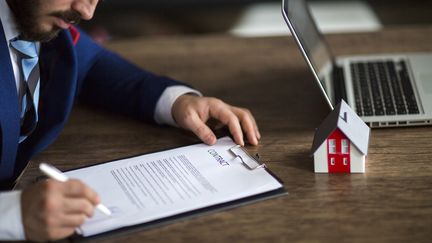 Attention avant de signer un mandat pour la vente d'un bien dans une agence immobilière. Il existe deux types de mandats qui ne vous engagent pas de la même manière.&nbsp; (RIDVAN_CELIK / E+ / GETTY IMAGES)