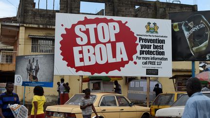 Un affiche contre l'&eacute;pid&eacute;mie d'Ebola, le 7 novembre 2014, &agrave; Freetown (Sierra Leone). (FRANCISCO LEONG / AFP)