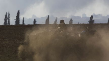 &nbsp; (Un véhicule israélien dans la bande de Gaza, dimanche © REUTERS/Ronen Zvulun)