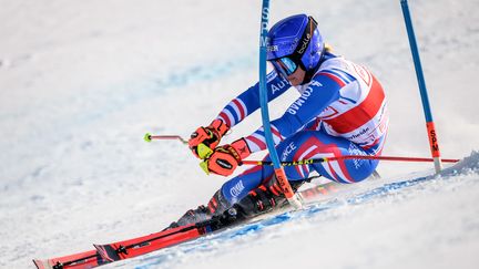 Tessa Worley lors de la première manche du slalom géant de Lenzerheide (Suisse), le 6 mars 2022. (FABRICE COFFRINI / AFP)