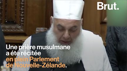 Pour exprimer son "chagrin" et son "espoir", le Parlement néo-zélandais a invité un imam à prononcer une prière musulmane après l'attentat terroriste qui a visé deux mosquées de Christchurch. (BRUT)