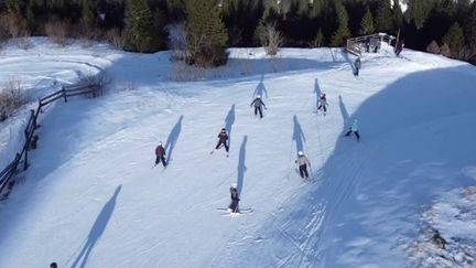 En raison du réchauffement climatique, les stations de ski doivent composer avec des déficits de neige. Si certaines ont trouvé des moyens écologiques pour y remédier, d'autres doivent miser sur la diversification de leurs activités. (France 3)