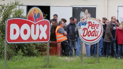 Les employ&eacute;s de Doux, le 15 mai 2013, devant l'usine du volailler &agrave; Pleucadeuc, dans le Morbihan.&nbsp; (FRANCOIS DESTOC / MAXPPP)