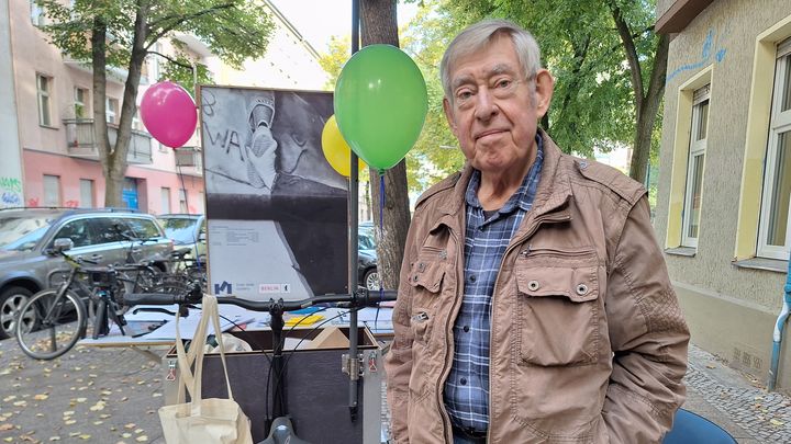 Klaus Walter, 85 ans, ancien pompier berlinois, a fait le récit de son 9 novembre 1989 devant la caméra du "laboratoire mobile du souvenir", dans le quartier de Neukölln à Berlin. (SEBASTIEN BAER / FRANCEINFO / RADIO FRANCE)