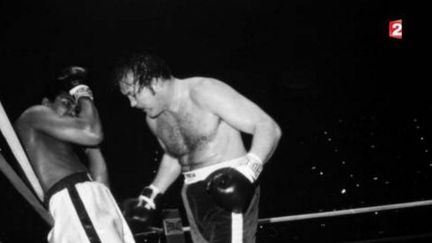 Outsider retrace l'histoire de l'homme qui a inspiré Rocky Balboa. Chuck Wepner a boxé pendant 10 ans, l'un de ses titres de gloire est d'avoir tenu 15 rounds contre Mohamed Ali. (FRANCE 2)