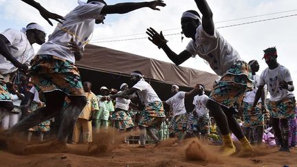 était le thème de la fête en 2017. Les rois et chefs traditionnels de Côte d'Ivoire vont lancer une caravane de paix à travers tout le pays pour le préserver d'une crise postélectorale lors de la présidentielle de 2020. «Notre rôle en tant que rois est de garantir l'unité nationale, la cohésion sociale et de s'affranchir des chapelles politiques (…). Le pays en a besoin au regard du passé tragique qu'il a connu. Il est bon de se parler quelles que soient les différences politiques», a déclaré le roi Nanan Awoula Tanoé Désiré. (Sia Kambou / AFP)